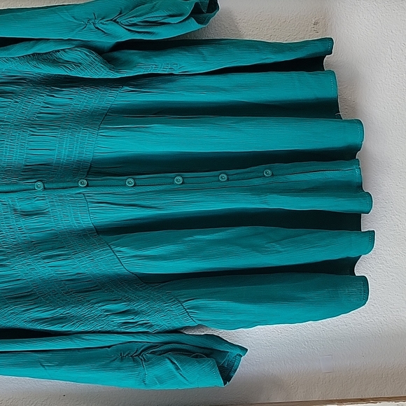 New Torrid CRINKLE GAUZE SMOCKED BUTTON FRONT TOP Size 4 - Picture 9 of 12